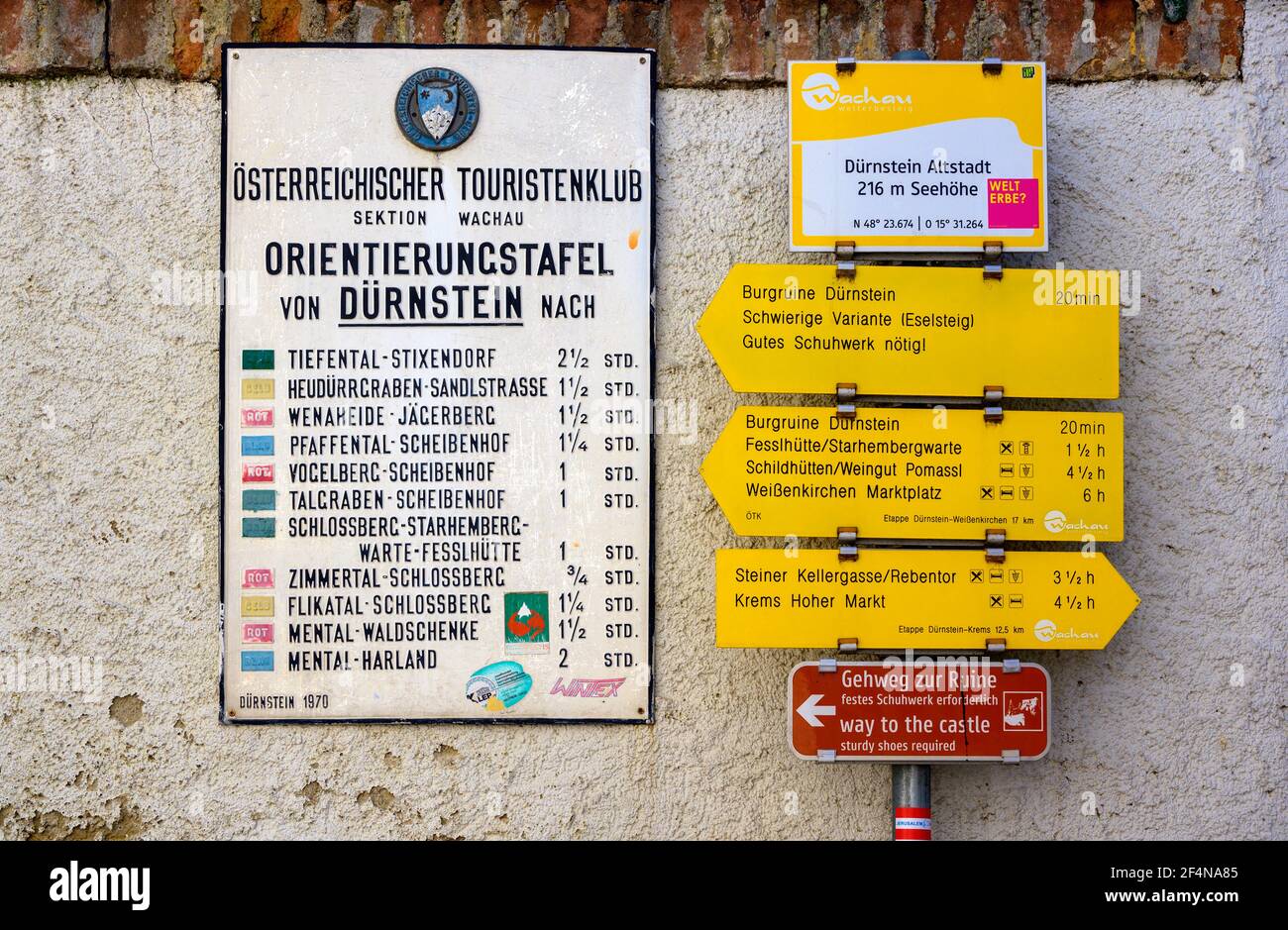 Historische und moderne Orientierungstafeln für Wanderer im Dorf Von Dürnstein Stockfoto