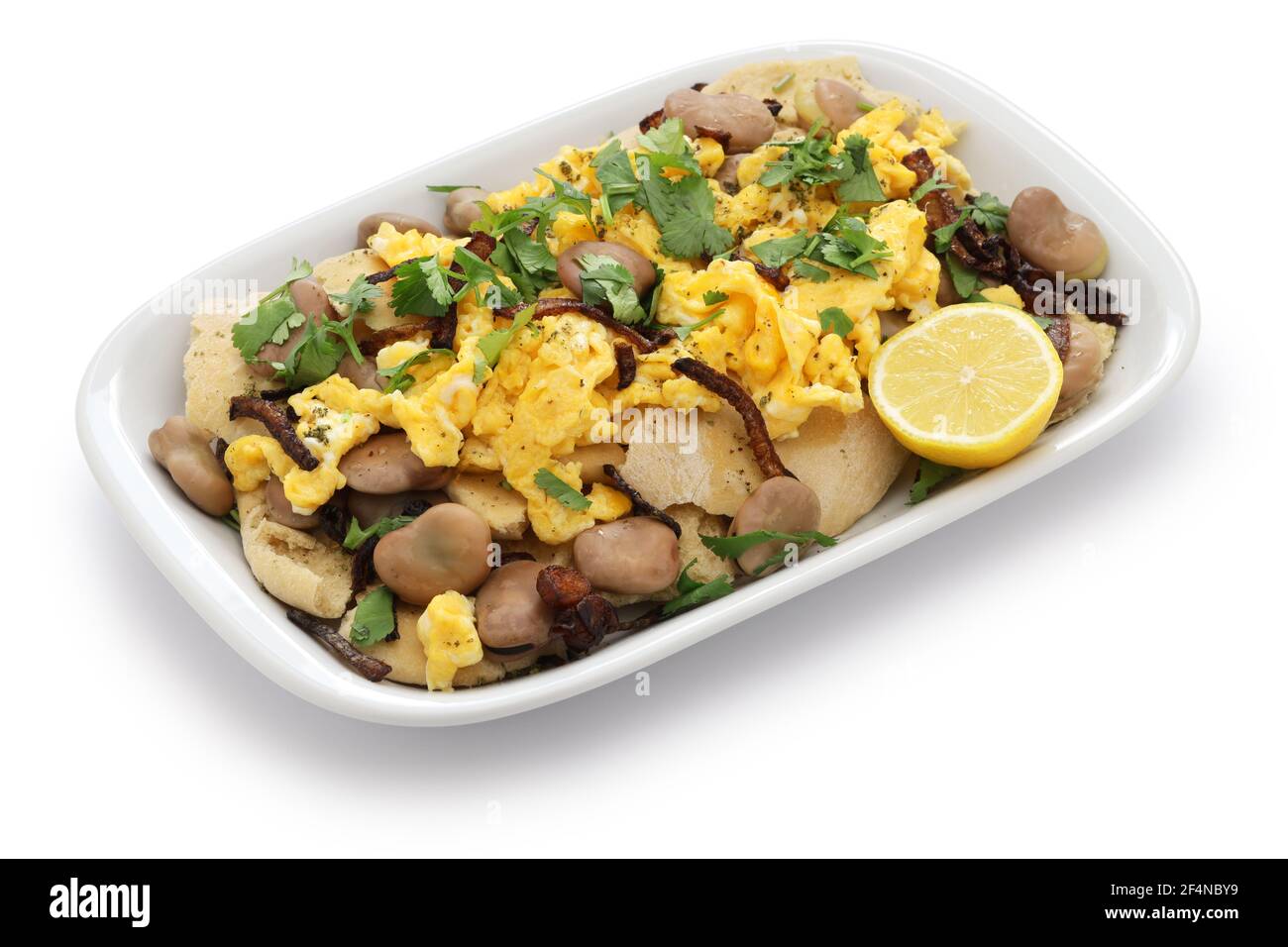 Bagila bil Dihin, irakisches Frühstück; gekochte getrocknete Bohnen und Rühreier über Fladenbrotstücken Stockfoto