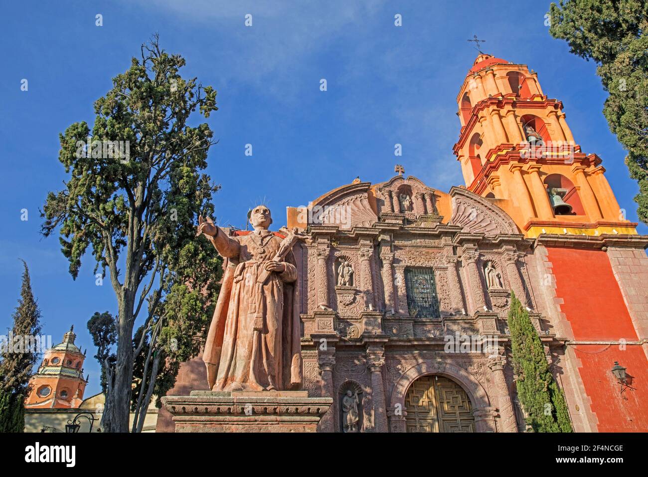 Statue und 18th Jahrhundert barocken Templo del Oratorio de San Felipe Neri in der Stadt San Miguel de Allende, Guanajuato, Mexiko Stockfoto