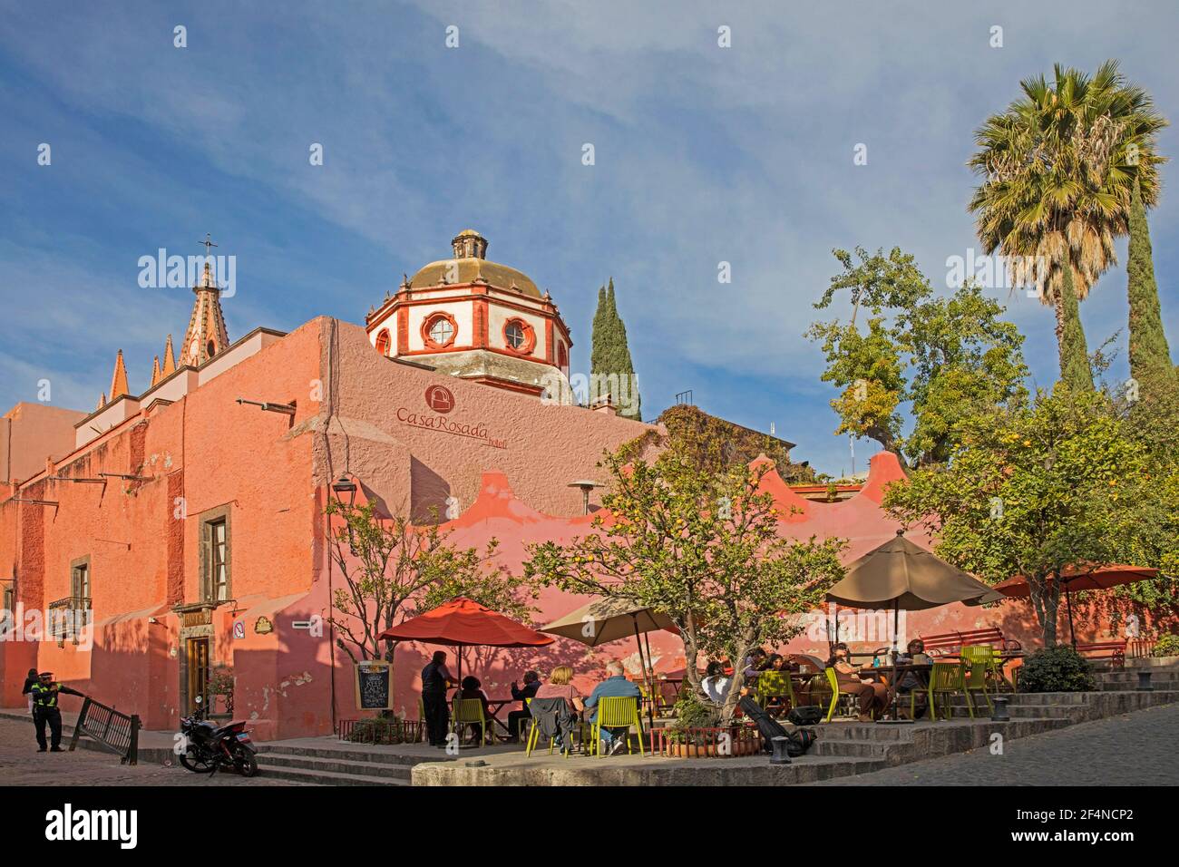 Touristen auf der Terrasse des Hotels Casa Rosada in der Stadt San Miguel de Allende, Guanajuato, Zentralmexiko Stockfoto