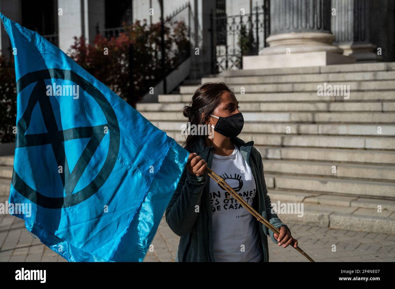 Madrid, Spanien. März 2021, 22nd. Umweltaktivistin der Gruppe "Extinction Rebellion" (XR), die eine Aktion vor dem Gebäude der Madrider Börse durchführt, zeitgleich mit dem Weltwassertag, und die Gefahr der Spekulation mit einem Grundgut wie Wasser anprangert. Aktivisten warnen vor dem Präzedenzfall für Kaliforniens Wasserpreis auf dem Wall Street Futures Market seit letztem Dezember. Quelle: Marcos del Mazo/Alamy Live News Stockfoto