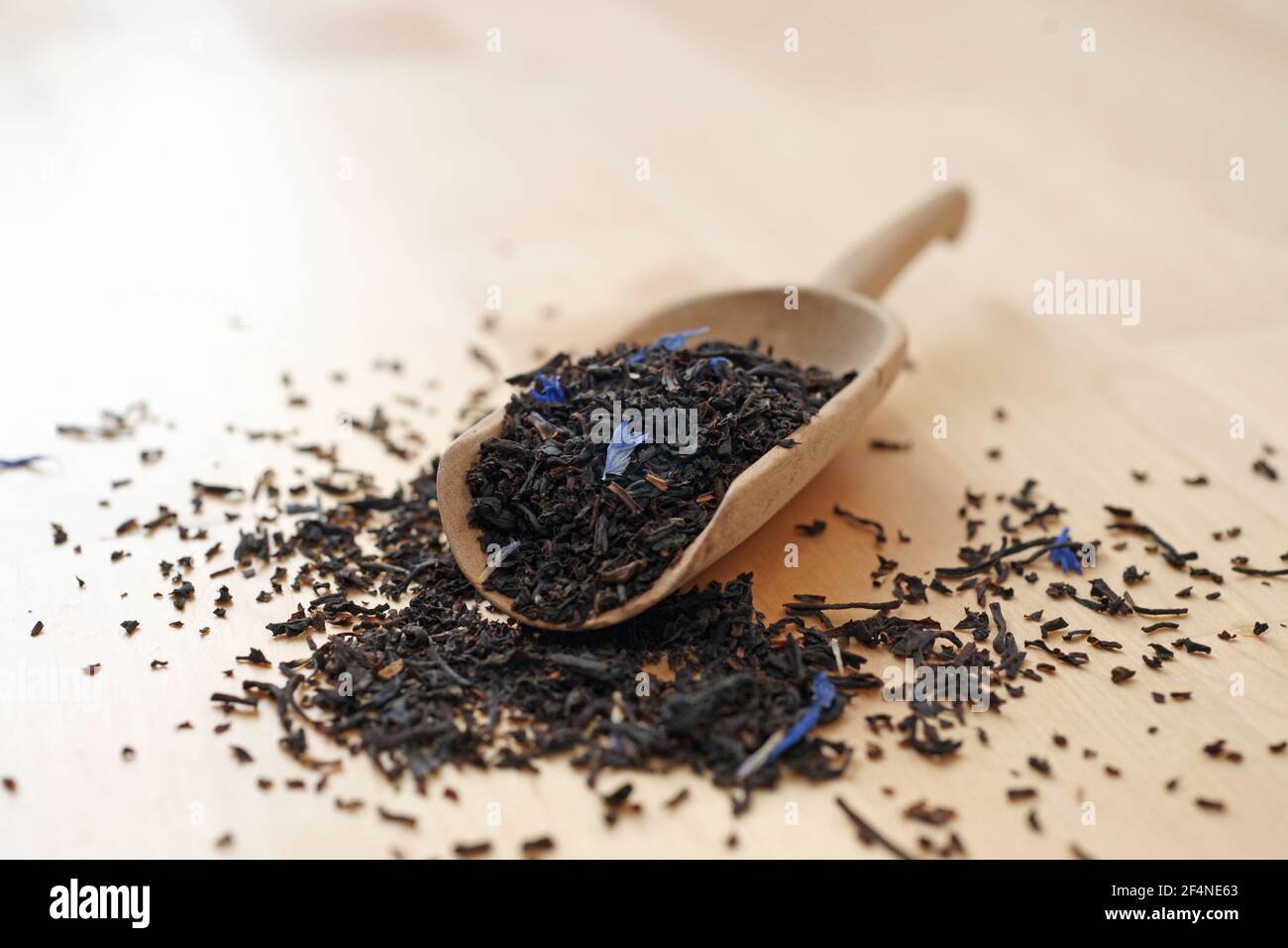 Schwarzer Tee Earl Grey Ceylon Darjeeling auf Holzschaufel Schaufel Nahaufnahme Stockfoto