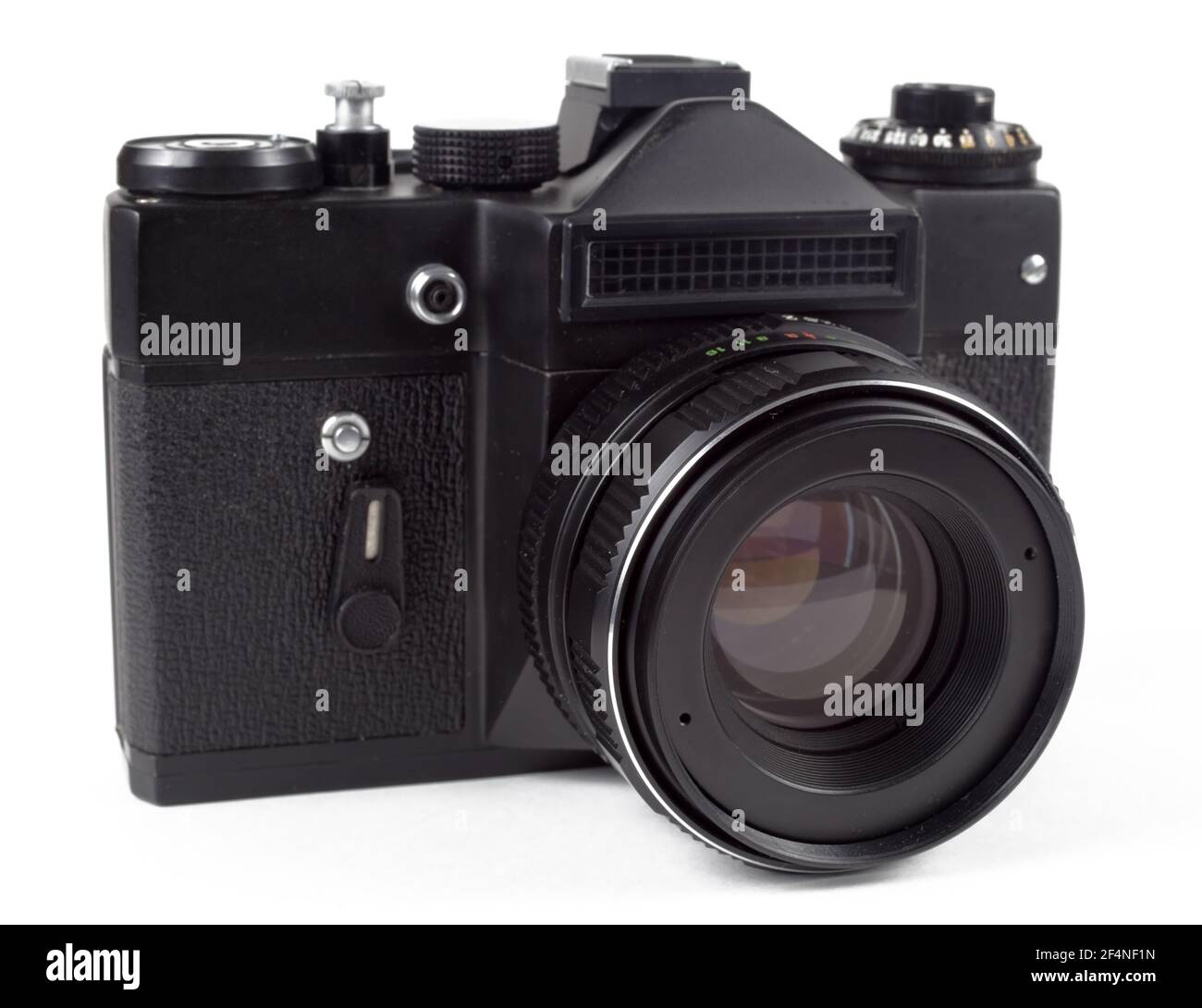 Alte Film-SLR-Kamera, weißer Hintergrund, isolieren, selektiver Fokus. Stockfoto