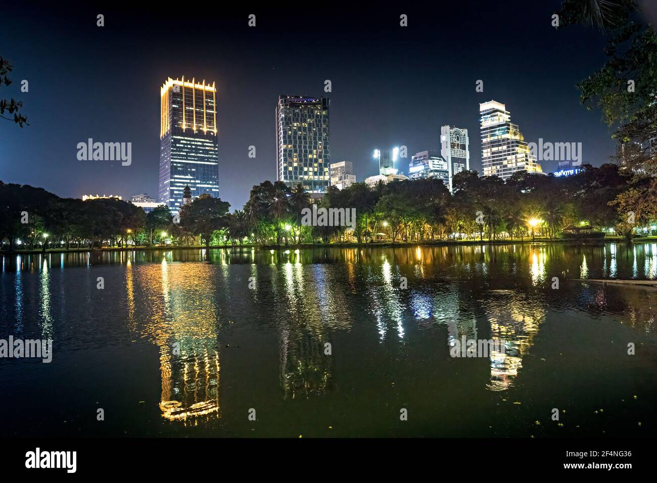 Spiegelungen von Gebäuden in See, Lumphini Park, Bangkok, Thailand Stockfoto