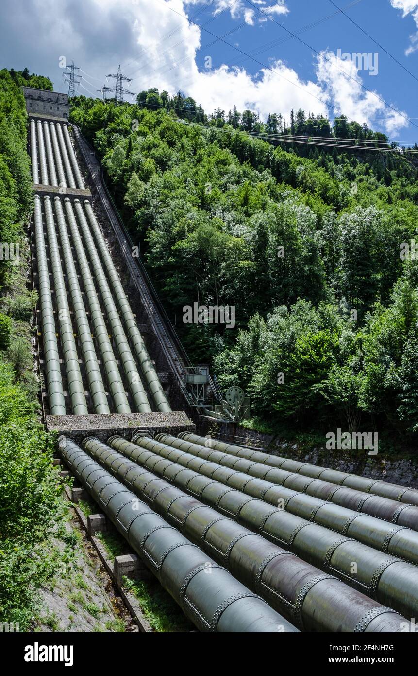 Das Kraftwerk Walchensee ist ein Wasserkraftwerk in Bayern. Es handelt sich um ein Speicherkraftwerk, das mit Wasser aus dem Walchensee gespeist wird Stockfoto