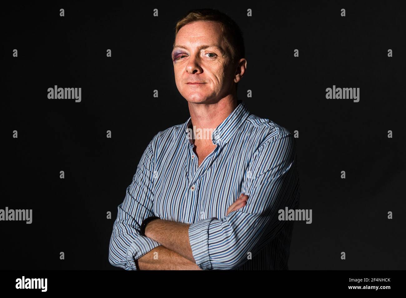 Edimburgh, Schottland. 18. August 2018. Der schottische Kriminalschriftsteller Doug Johnstone nimmt während des Edinburgh International Book Festival am August an einer Fotoschau Teil Stockfoto