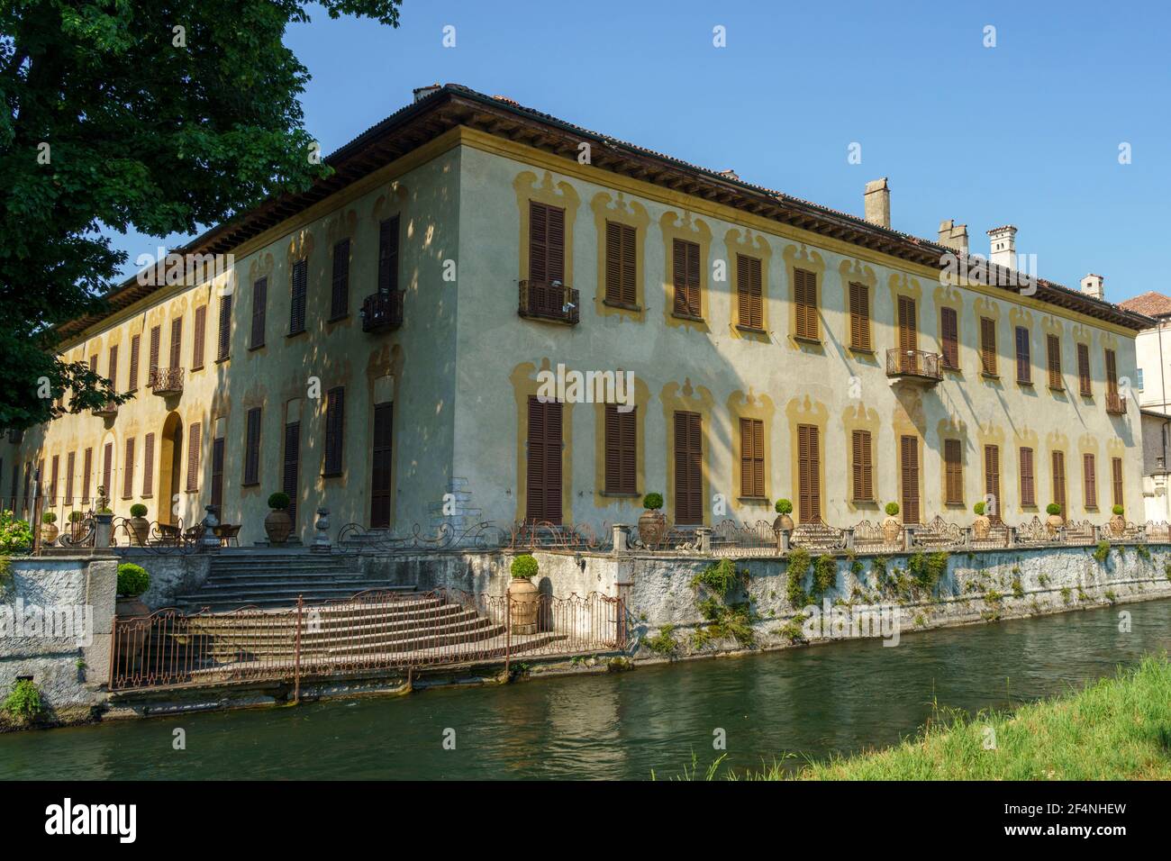 Radweg entlang des Naviglio Grande von Abbiategrasso nach Turbigo (Lombardei, Italien), bei Robecco sul Naviglio: Villa Gaia Stockfoto