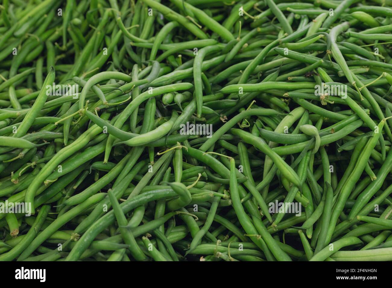 Stapel von frischen grünen Bohnen zum Verkauf auf Farmer's Market Stockfoto