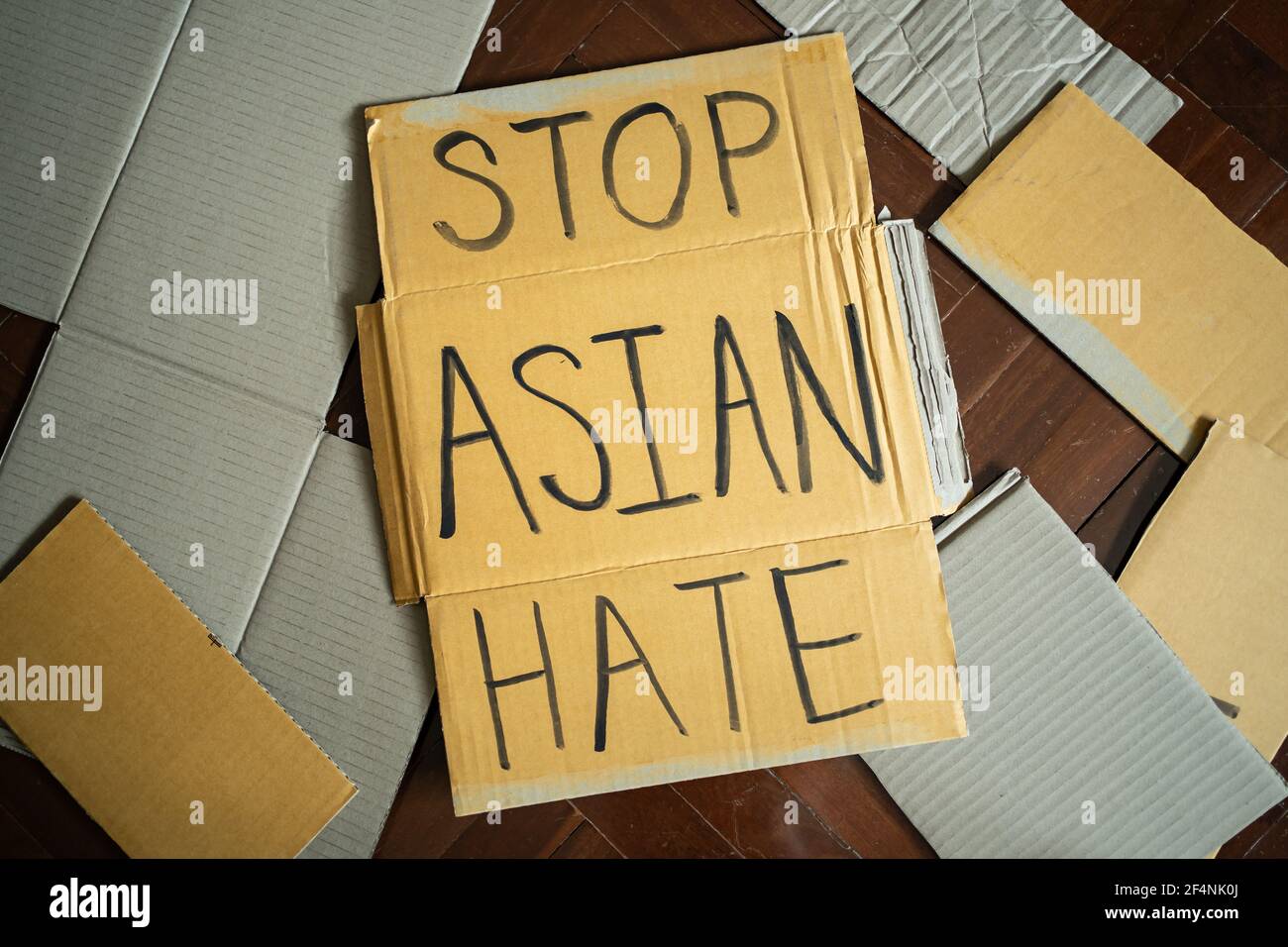 Stop Asian Hate wurde auf eine Pappe geschrieben Stockfoto
