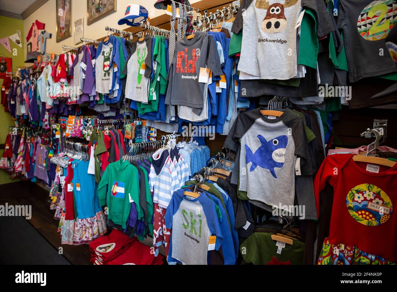 Ausstellung von Kinderkleidung, Magical Scraps (Stoff- und Kinderbekleidungsgeschäft), Breckenridge, Colorado USA Stockfoto
