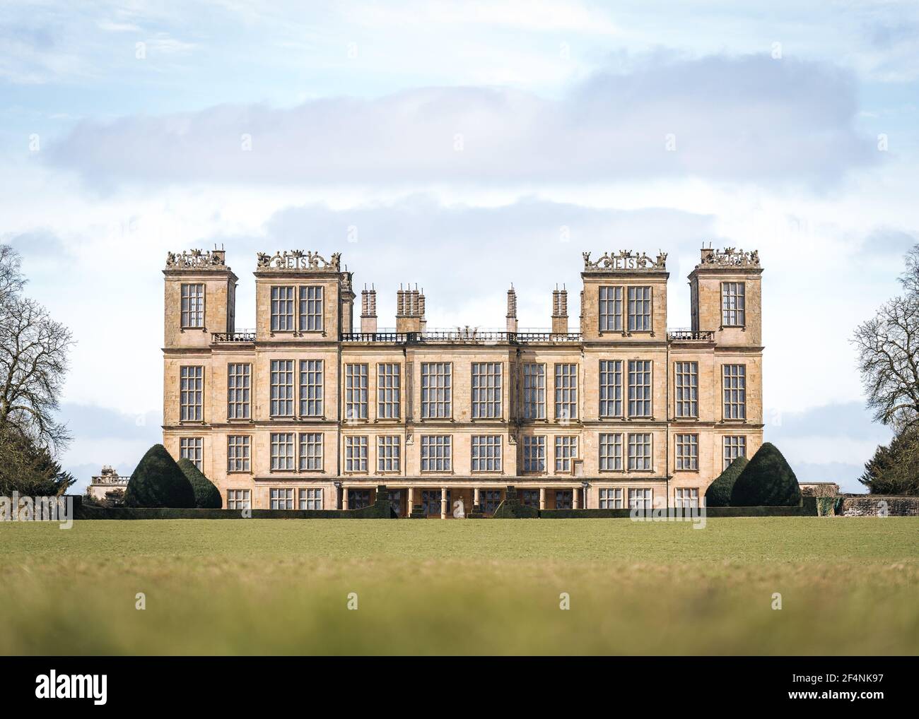 Hardwick Hall, Derbyshire, Heimat von Bess in der Nähe von Chesterfield. Renaissance Architektur Herrenhaus Anwesen am Sommertag schöne Steinarbeiten Schnitzereien Stockfoto