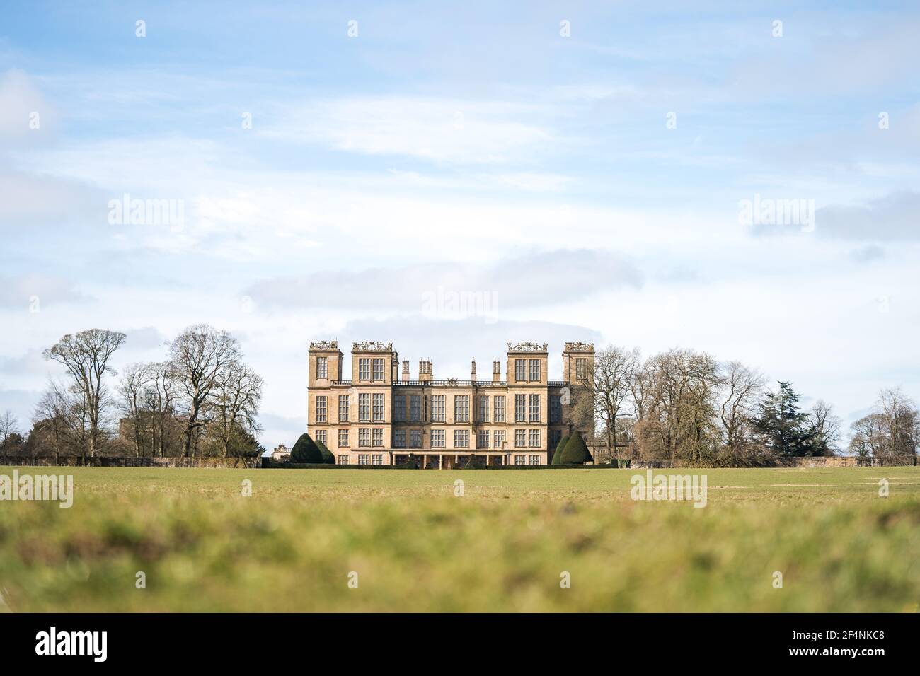 Hardwick Hall, Derbyshire, Heimat von Bess in der Nähe von Chesterfield. Renaissance Architektur Herrenhaus Anwesen am Sommertag schöne Steinarbeiten Schnitzereien Stockfoto