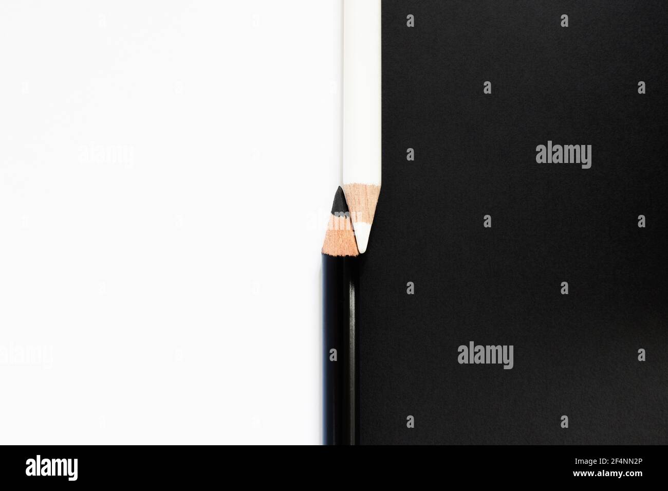 Schwarz-Weiß-Bleistifte Gegen Kontrastierenden Hintergrund Zu Veranschaulichen Rasse Diversity-Konzept Stockfoto