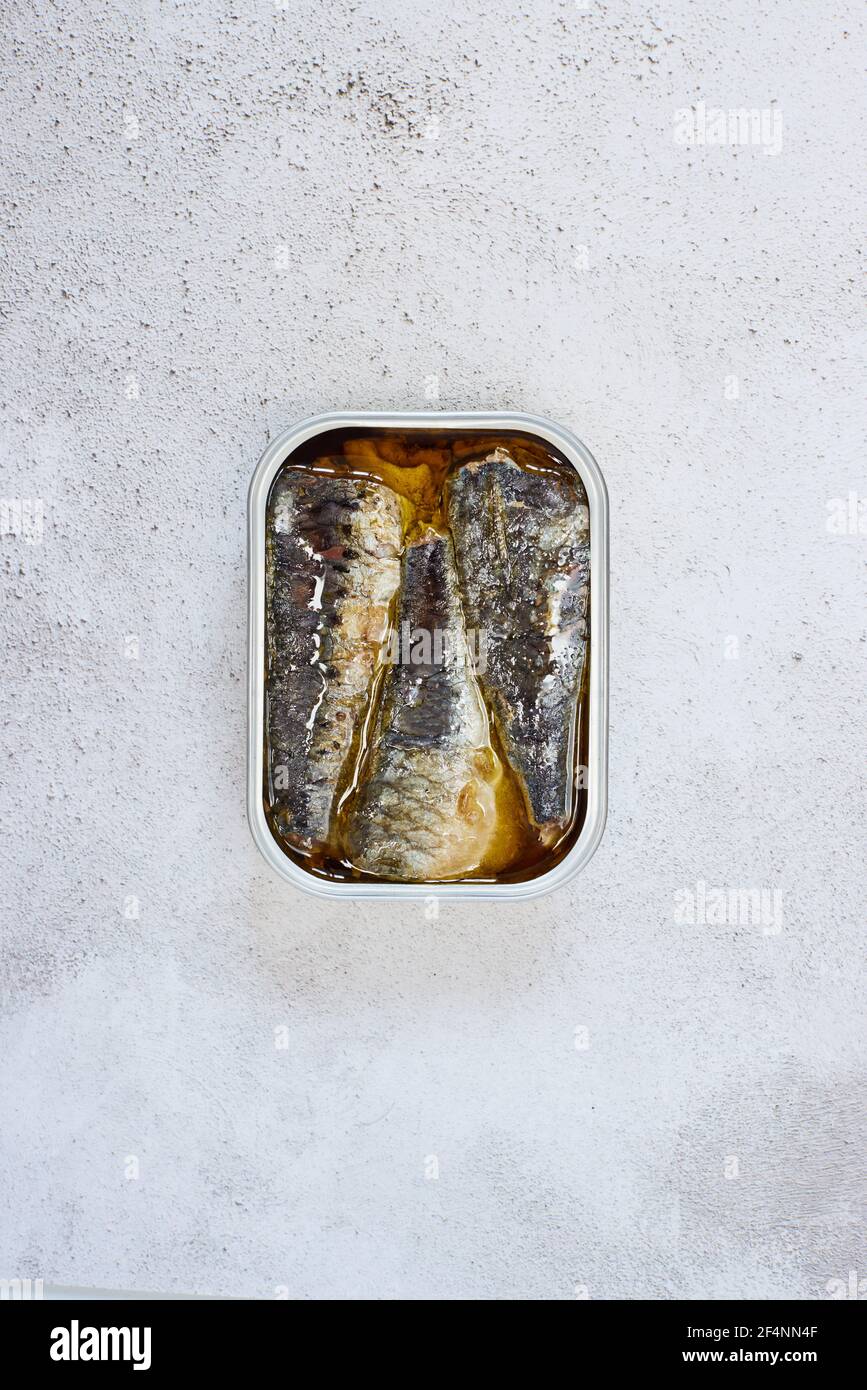 Ansicht Von Oben Auf Offene Sardinen-Tin, Um Fische Zu Zeigen Ist Essen Mit Vielen Gesundheitlichen Vorteilen Stockfoto