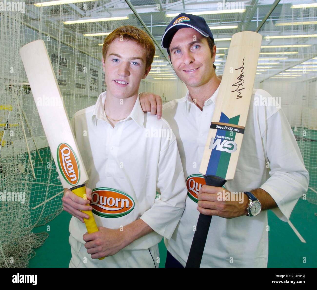 MICHAEL VAUGHAN MIT DEM UNABHÄNGIGEN COMP-SIEGER THOMAS HANNIGAN IN DER INDOOR CRICKET BEI HEADINGLIGH 16/9/2005CRICKET Stockfoto