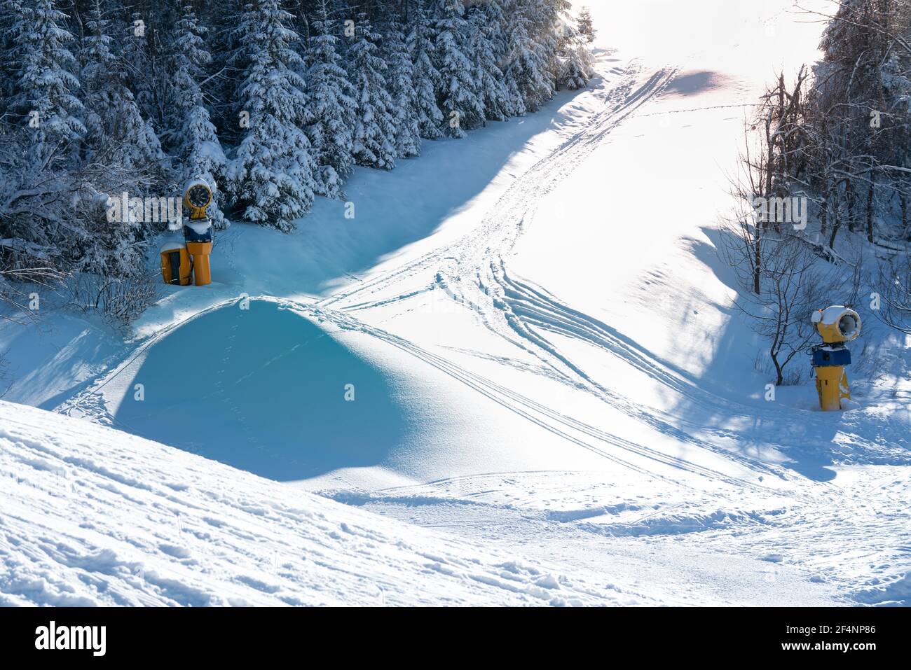 Wintersportgebiet mit Schnee und Sonnenschein. Schneesprünge bieten Möglichkeiten für Ski Cross oder Snowboard Cross. Winterberg, Deutschland Stockfoto