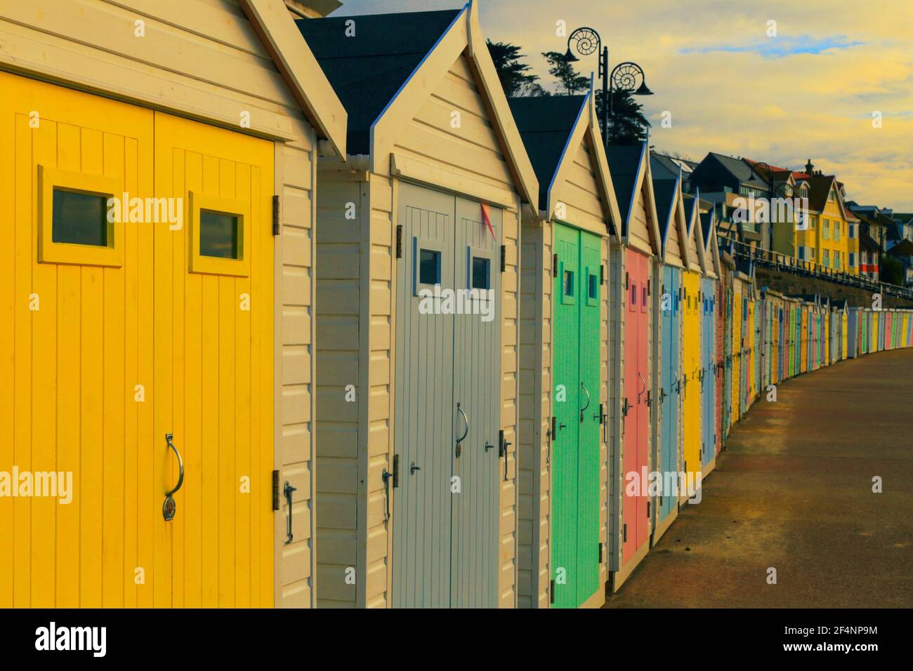 Bunte Strandhütten in Lyme Regis, Dorset Stockfoto