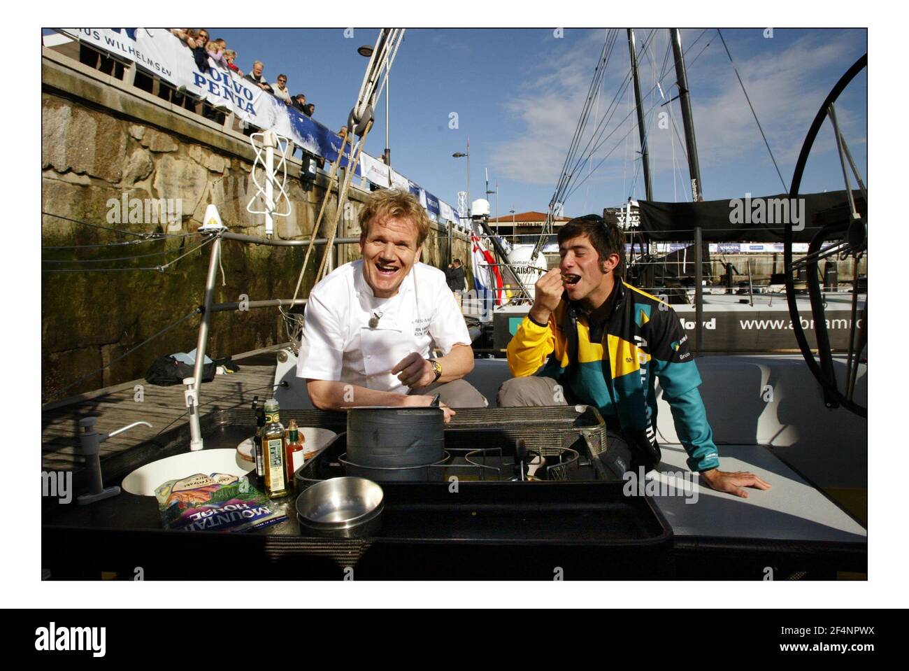 Gordon Ramsay und bowman Lucas Brun versuchen, etwas Geschmack in das Essen zu stecken, das an Bord konsumiert werden soll. Gordon Ramsey kam als Lebensmittelberater für das niederländische Team zum Team von ABN AMRO beim Volvo Ocean Race. Er wird versuchen, den Geschmack und den nutricianal Inhalt der getrockneten Lebensmittel an Bord zu verbessern. Gordon konnte das Teamrennen beim ersten in-Port-Rennen des Weltrennens in Sanxenxo an der spanischen Nordküste beobachten.Bild David Sandison 4+5/11/2005 Stockfoto
