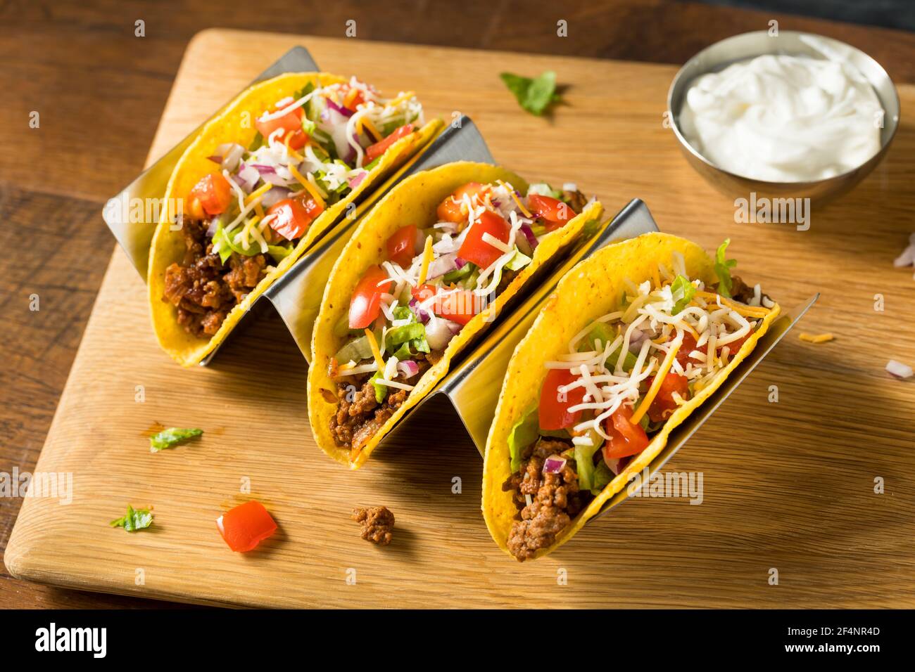 Hausgemachte Rindfleisch Hard Shell Tacos mit Salat und Tomaten Stockfoto