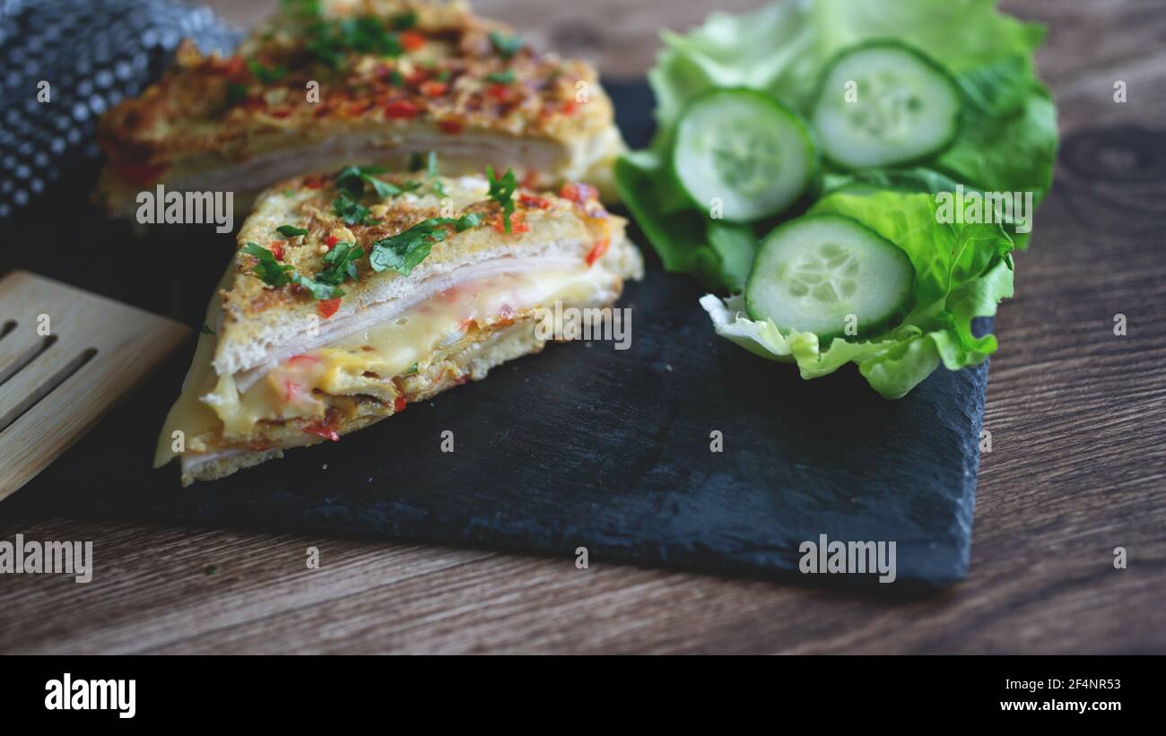 French Toast Omelette Sandwich einfach und einfach Frühstück Gericht. Indisches Brot Omelette Ei und Käse Stockfoto