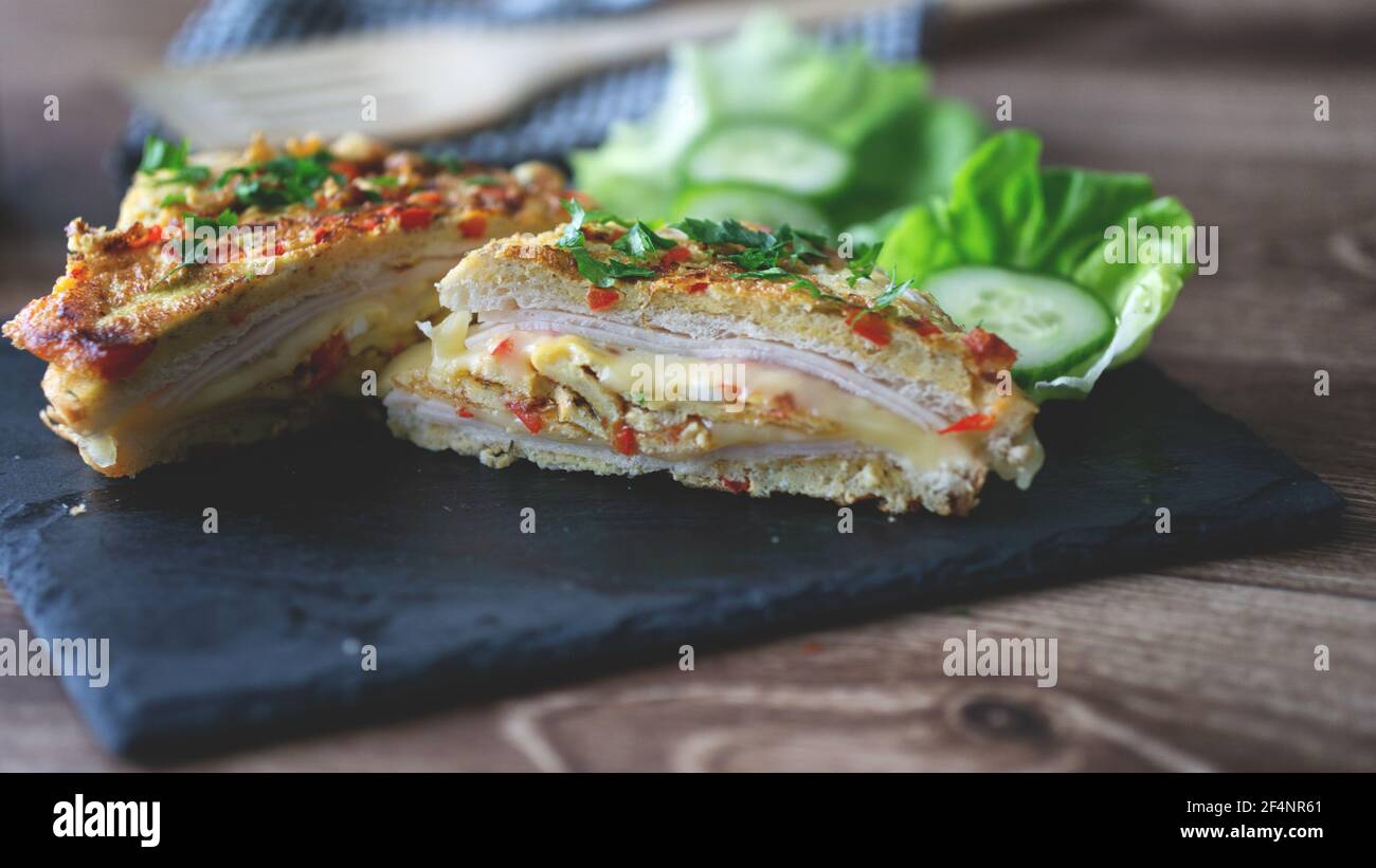 French Toast Omelette Sandwich einfach und einfach Frühstück Gericht. Indisches Brot Omelette Ei und Käse Stockfoto