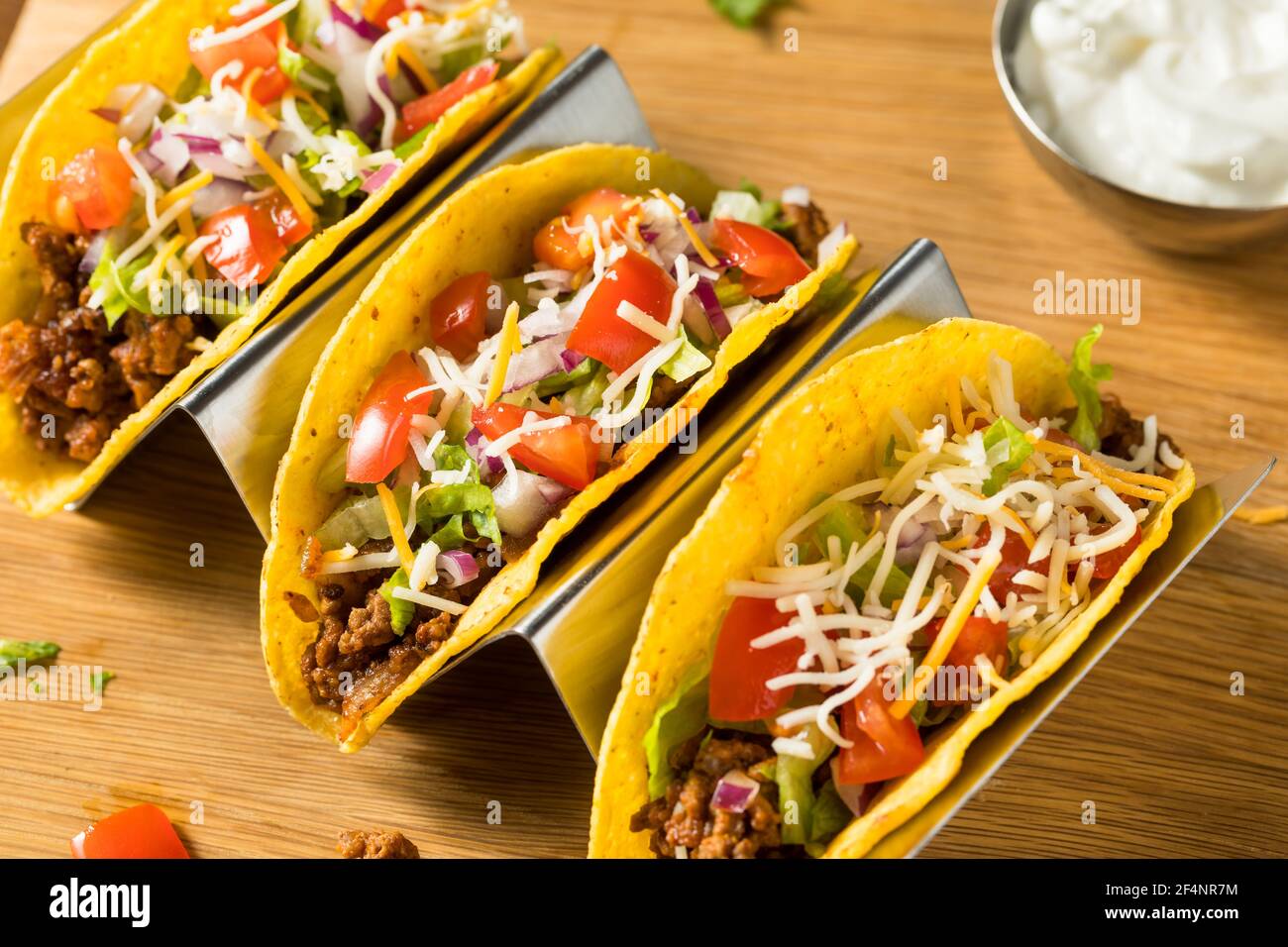 Hausgemachte Rindfleisch Hard Shell Tacos mit Salat und Tomaten Stockfoto