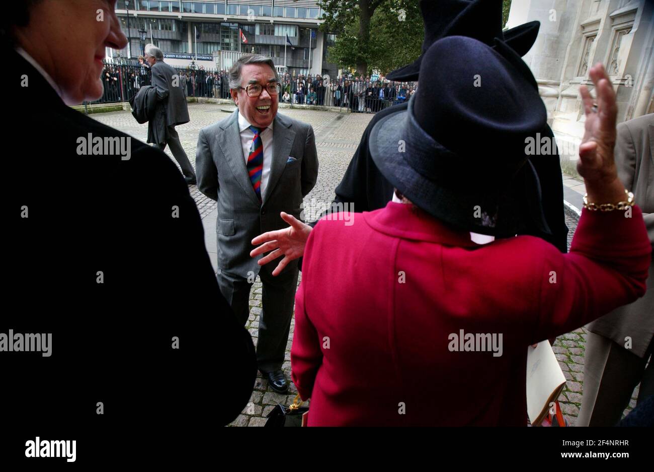 RONNIE CORBETT TEILT EINEN WITZ MIT HARRY SECOMBE, S WITWE AM ENDE SEINES GEDENKGOTTESDIENSTES IN WESTMINSTER ABBEY. 26/10/01 PILSTON Stockfoto