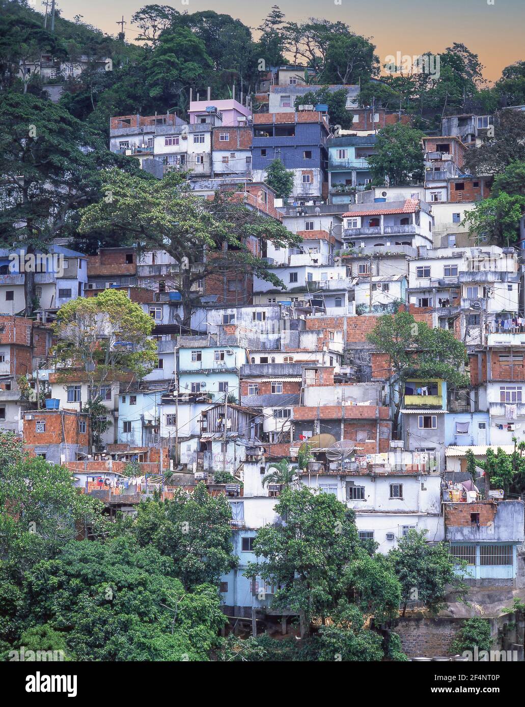 Hillside 'Favela' Slum Gehäuse, Rio de Janeiro, Brasilien Stockfoto