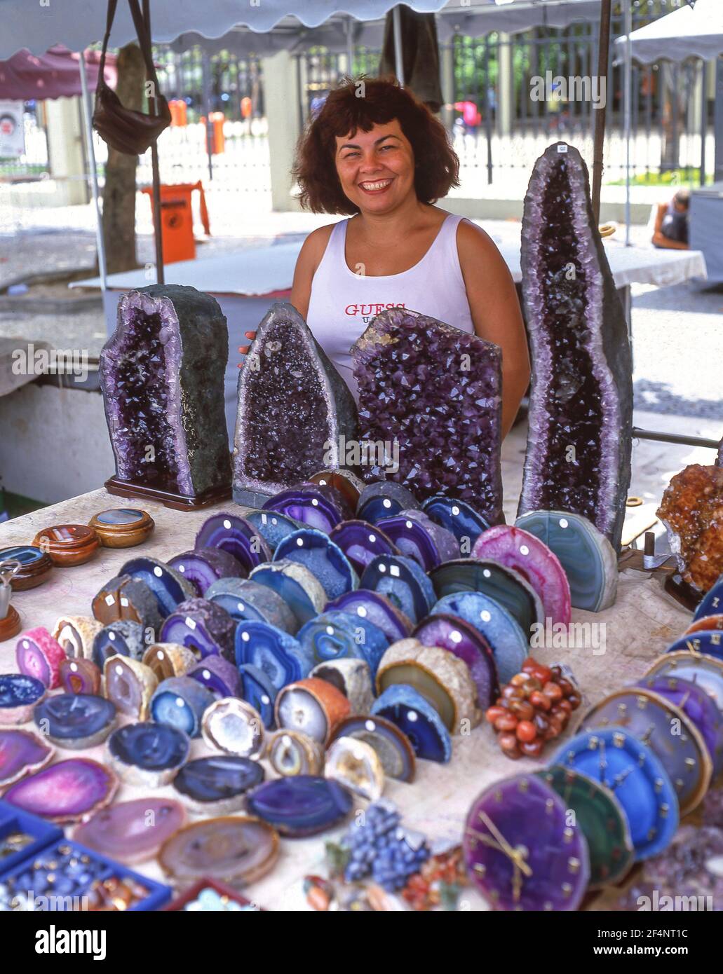 Kristalle zum Verkauf in Hippie Market, Ipanema Beach, Rio de Janeiro, Republik Brasilien Stockfoto