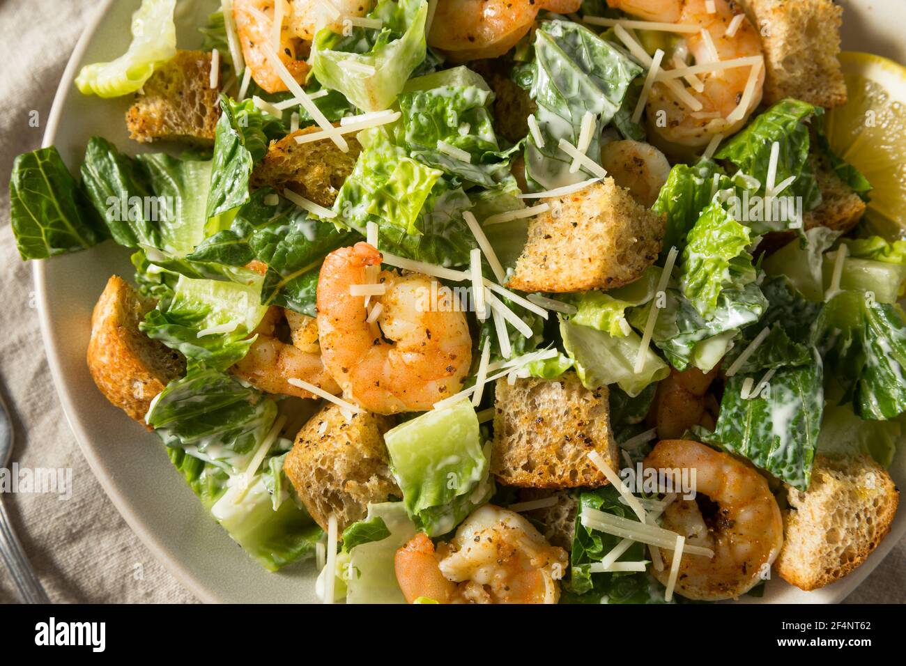 Hausgemachter Shrimp Caesar Salat mit Romaine und Croutons Stockfoto