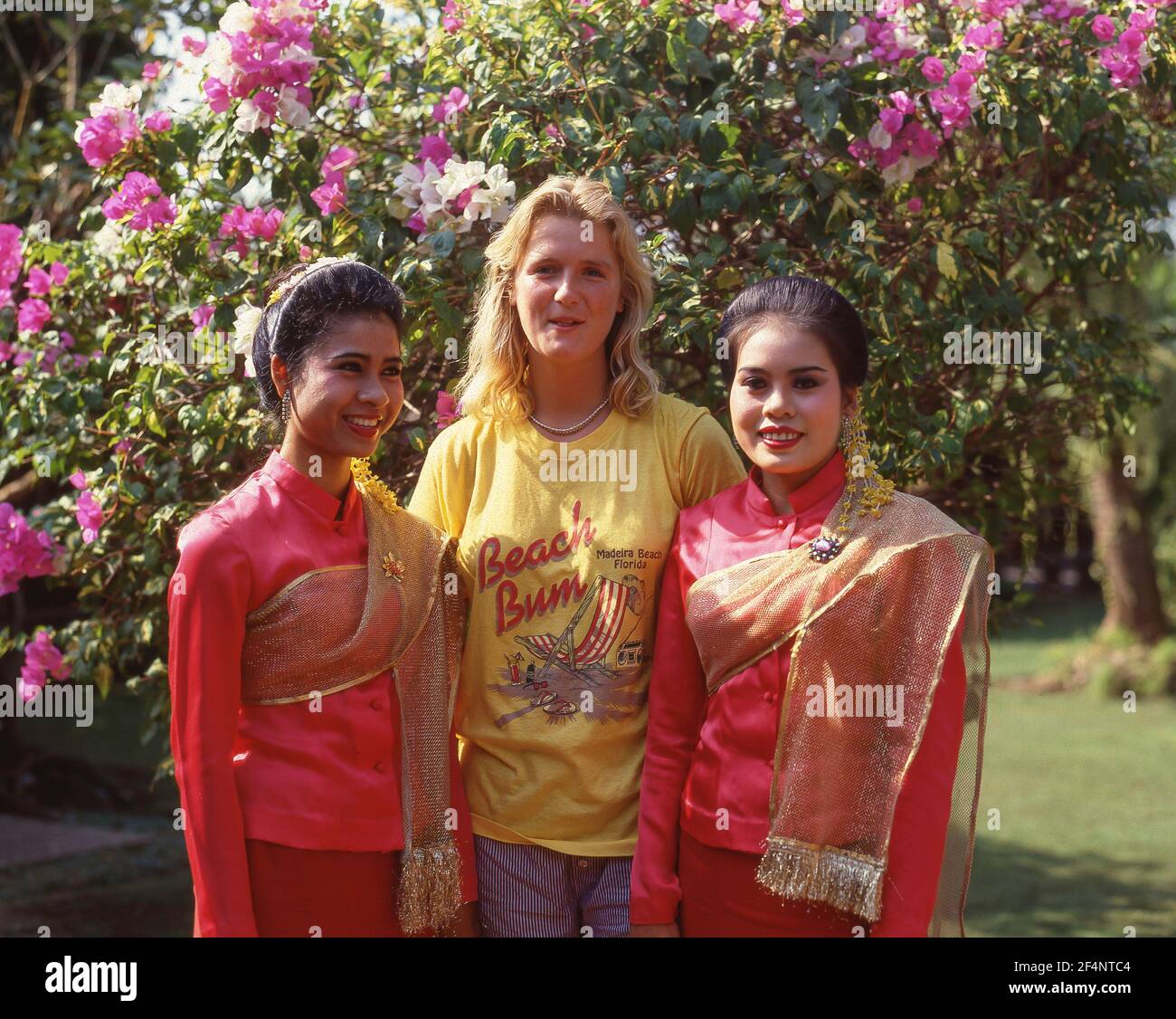 Weibliche Touristin mit Show-Guides im Rosengarten, Sampran, Nakhon Pathom Provinz, Thailand Stockfoto