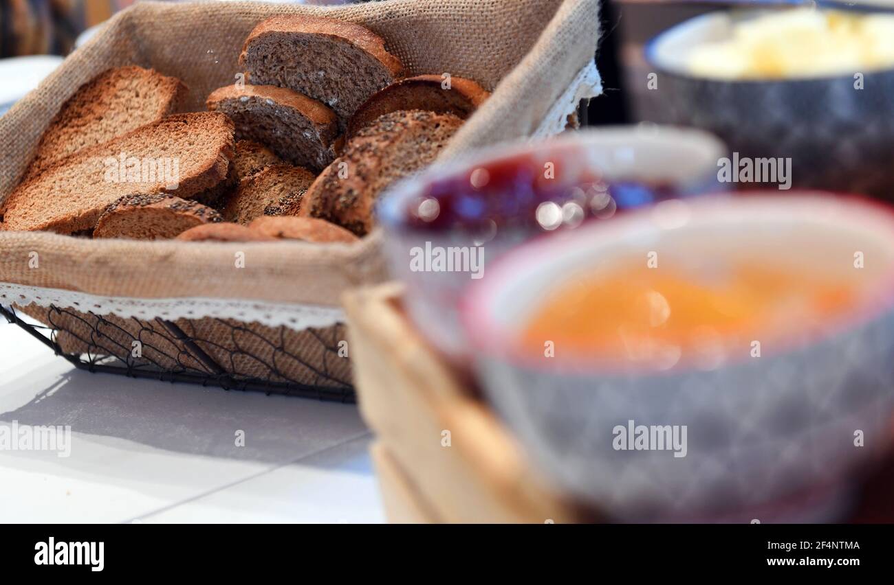 Brot in einem Korb Stockfoto