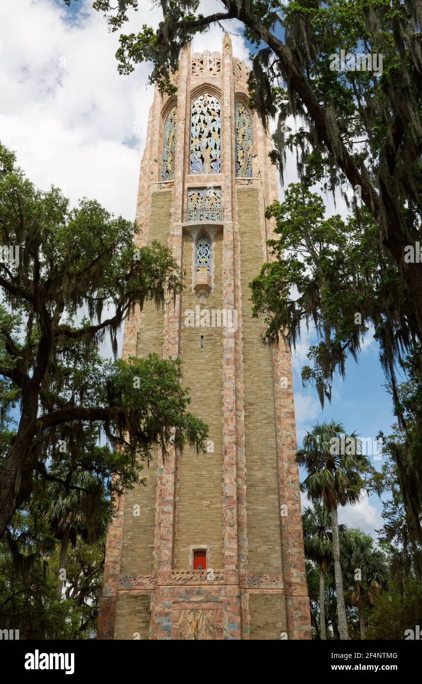 Glockenspiel, Singing Tower, Glockenturm, Coquina Stein, Marmor, Farbig filigran, rote Tür, Sonnenuhr, Musikinstrument, 1929, Florida, Bok Tower Gardens, Stockfoto