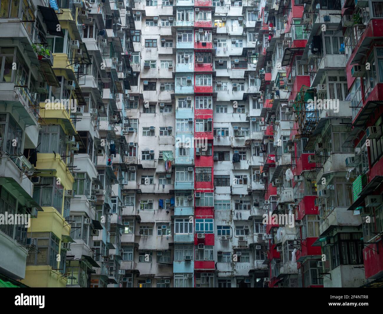 Hohe Wohngebäude in Quarry Bay in Hong Kong, China, einem der am dichtesten besiedelten Orte der Welt. Stockfoto