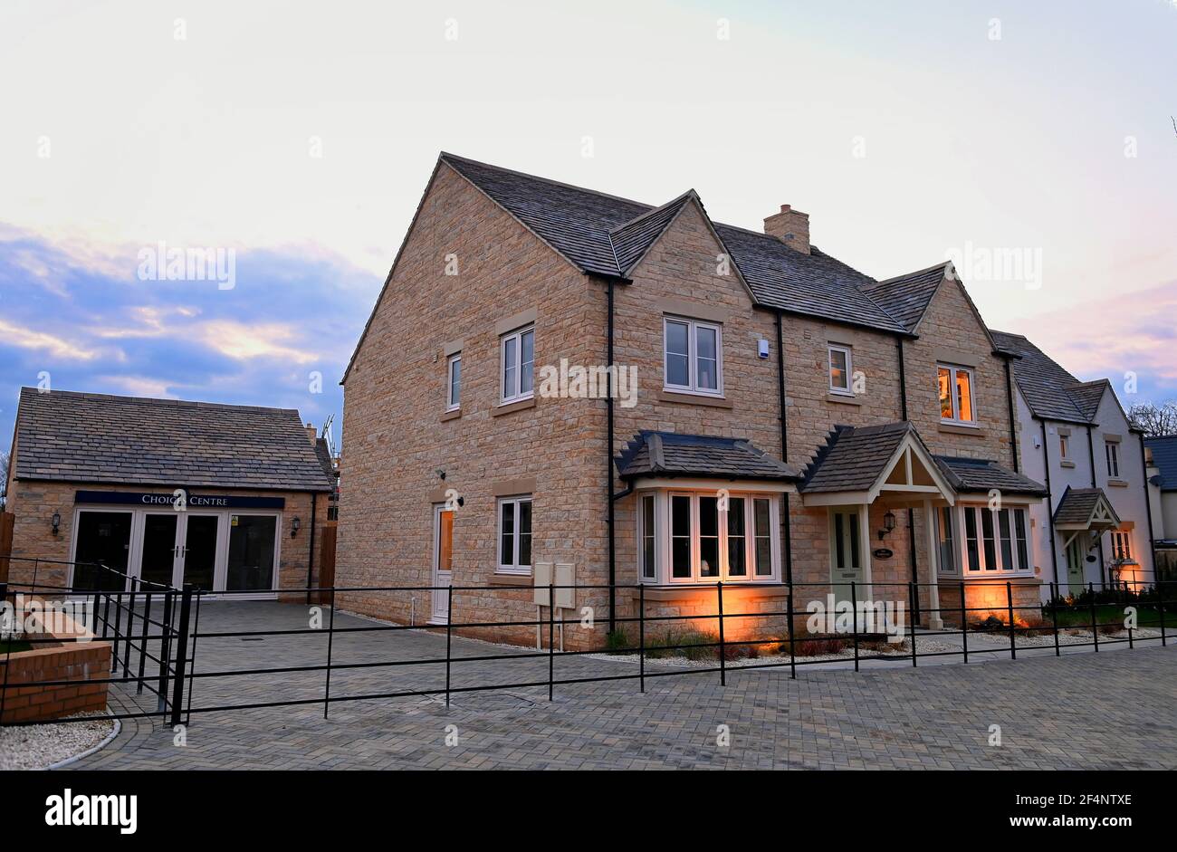 Cotswold Gate exklusive Wohnsiedlung in der Nähe von Burford Cotswolds Oxfordshire England Großbritannien Cotswold Village Stockfoto