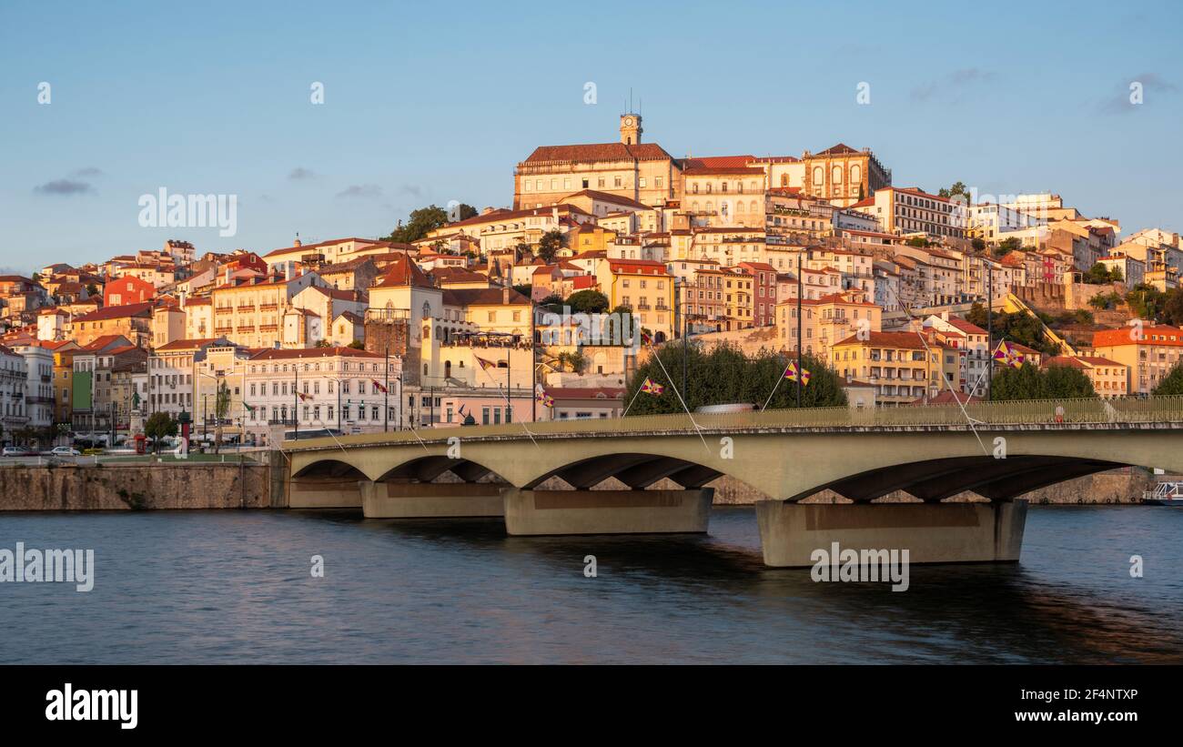 Panoramablick auf die Stadt Coimbra und den Fluss Mondego bei Sonnenuntergang in Coimbra, Portugal. Stockfoto