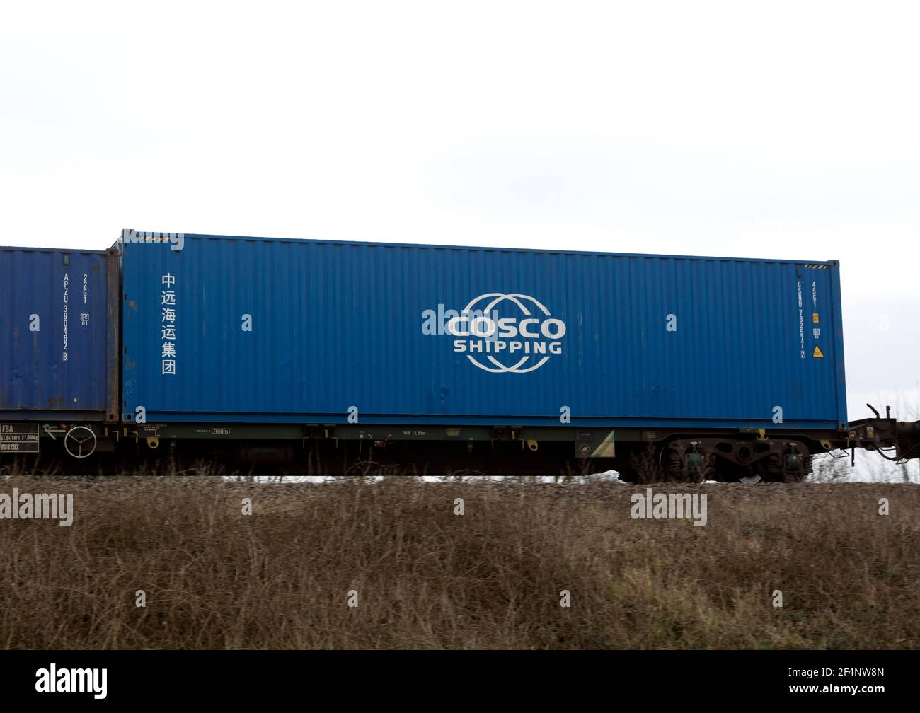 COSCO Versandcontainer auf einem freightliner Zug, Warwickshire, UK Stockfoto