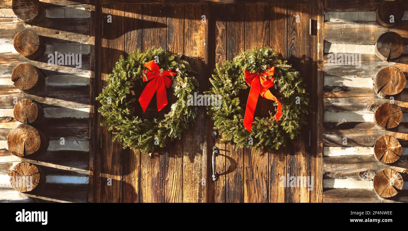 Weihnachtskränze an den Türen einer alten Holzkirche In den Appalachian Mountains in Virginia Stockfoto