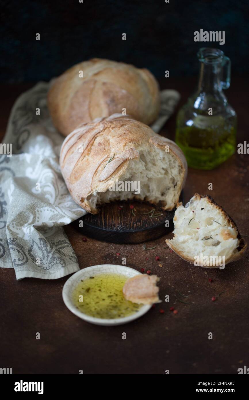 Hausgemachte Ciabatta mit Olivenöl Pfeffer und Salz Stockfoto