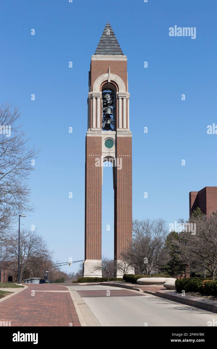 Muncie - circa März 2021: Shafer Tower auf dem Campus der Ball State University. Der Shafer Tower ist 150 Meter hoch und hat ein Glockenspiel und eine Glockenuhr. Stockfoto