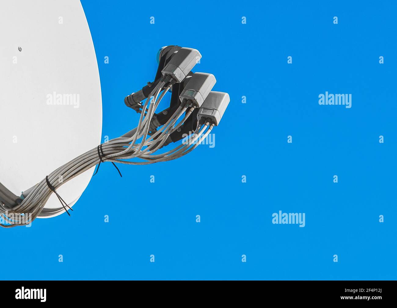 Feedhorn einer Satellitenschüssel gegen einen blauen Himmel, Nahaufnahme. Stockfoto