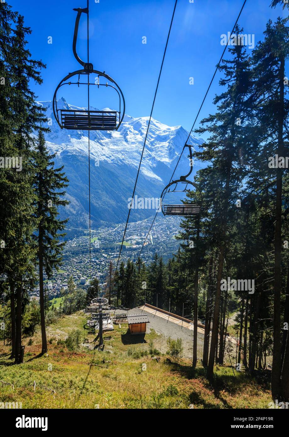 Skilift im alpinen Ferienort Chamonix, Frankreich Stockfoto