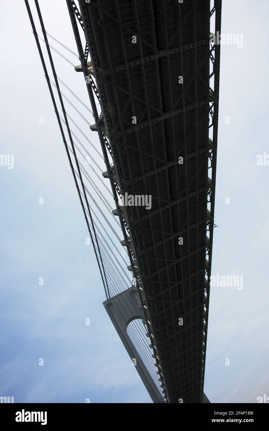 Segeln unter der Verrazzano Brücke an einem teilweise bewölkten Tag Stockfoto