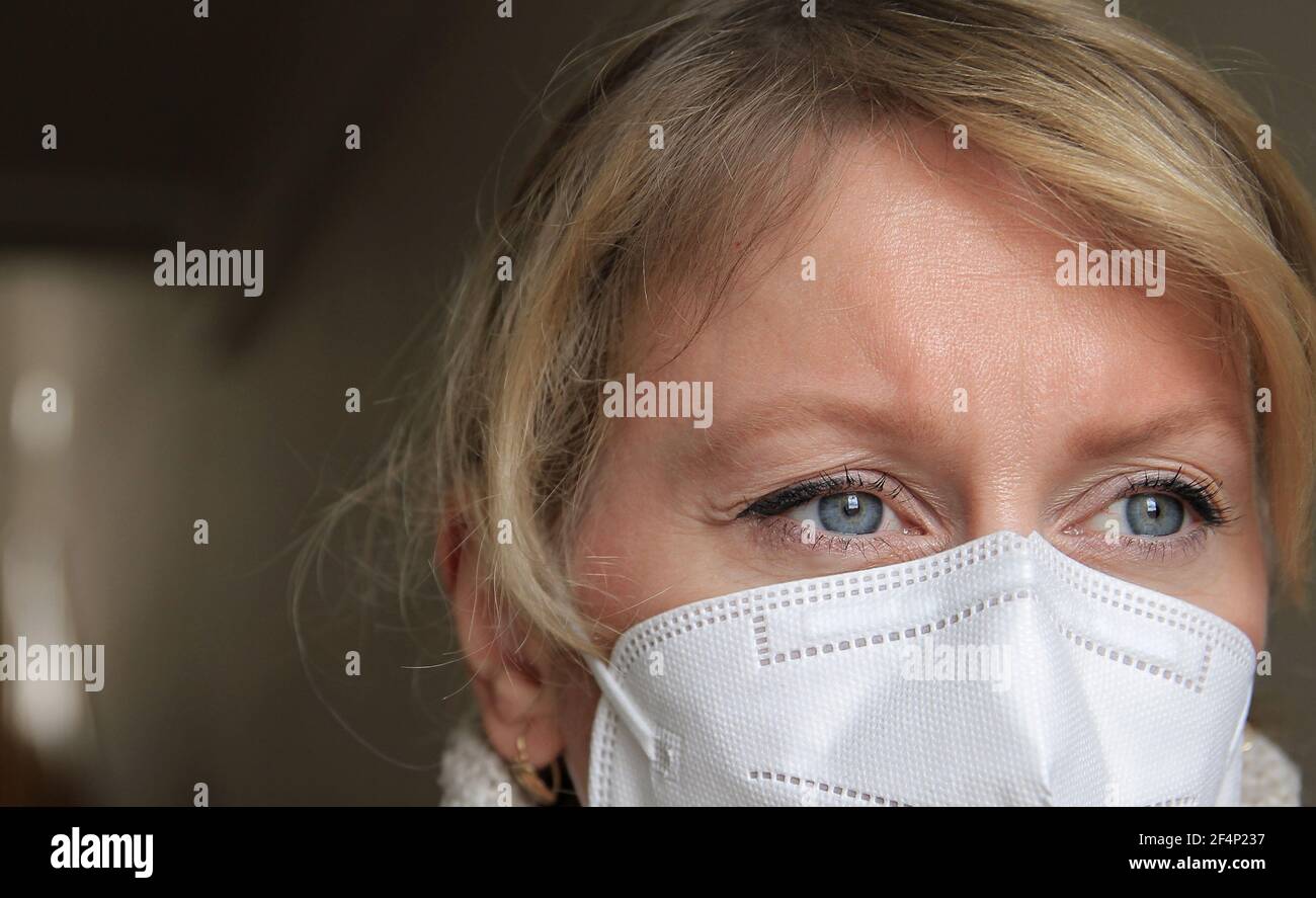Frau mit Gesichtsmaske schützt sich vor covid-19 Stock Foto Stockfoto