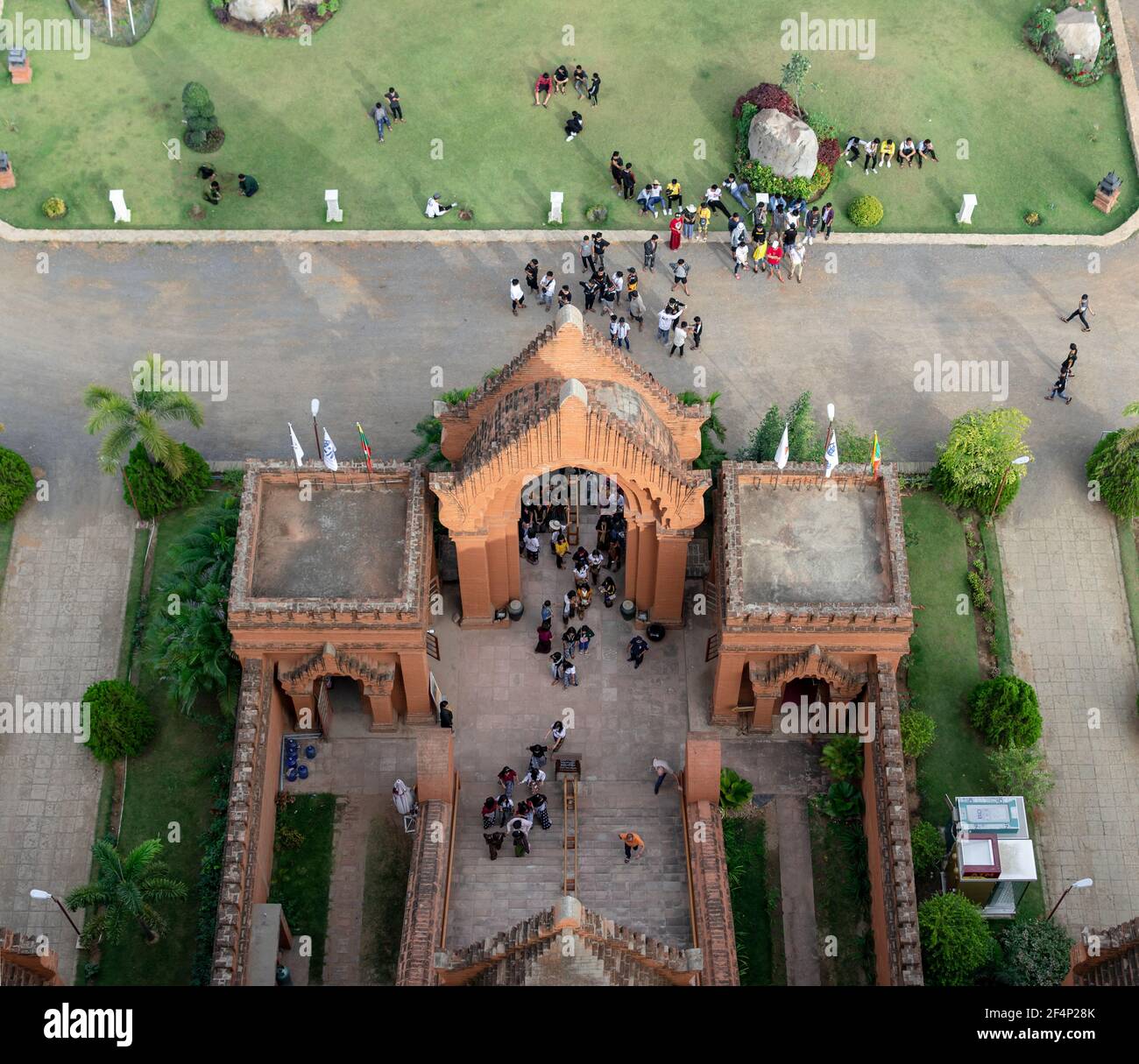 BAGAN, NYAUNG-U, MYANMAR - 3. JANUAR 2020: Blick von oben auf die Besucher des Nan Myint Aussichtsturms am Eingang Stockfoto
