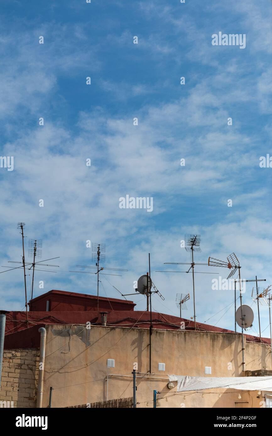 Dächer mit Antennen in der Landschaft eines Dorfes in Andalusien in Südspanien Stockfoto