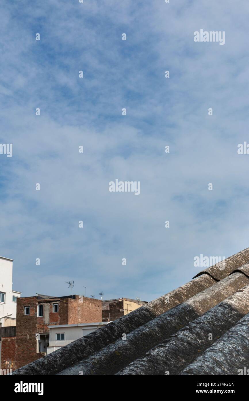 Dächer mit Antennen in der Landschaft eines Dorfes in Andalusien in Südspanien Stockfoto