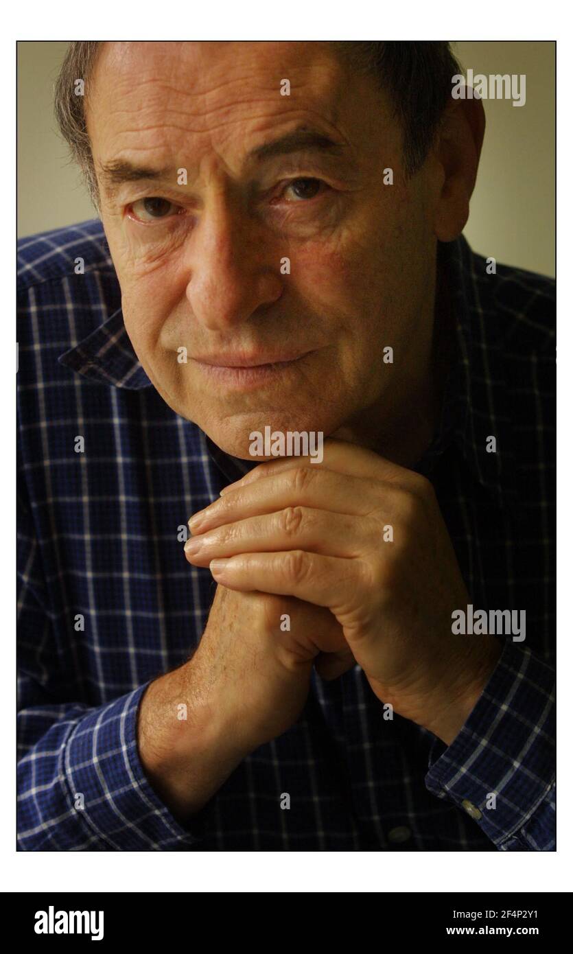 Cliff Morgan ex walisischer Rugby-Spieler zu Hause in seinem Wohnung in London.pic David Sandison 22/1/2003 Stockfoto