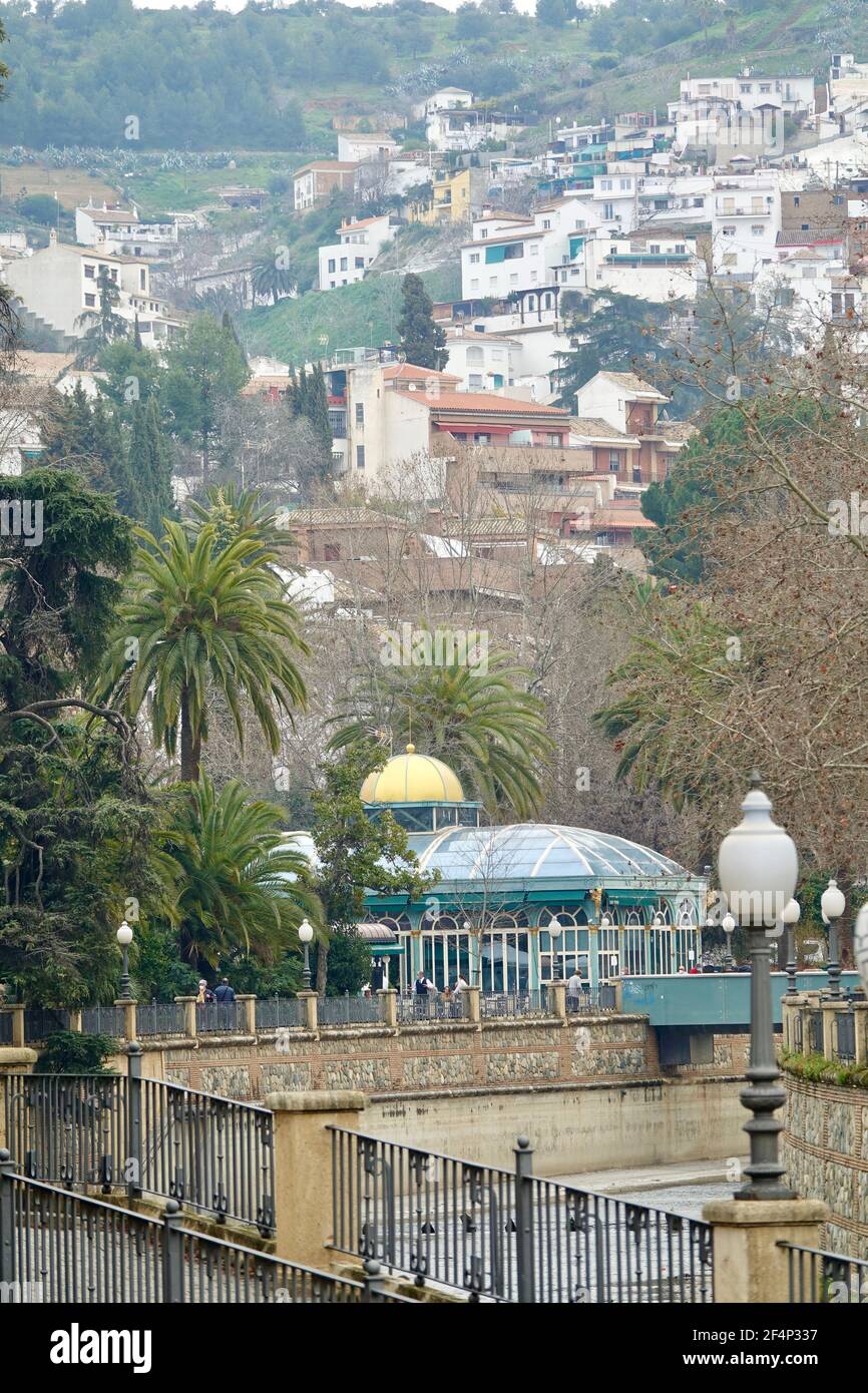 Blick auf die Gärten des Paseo del Salón mit Das beliebte kiosko de 'Las Titas' neben dem Genil Fluss in Granada (Spanien) Stockfoto