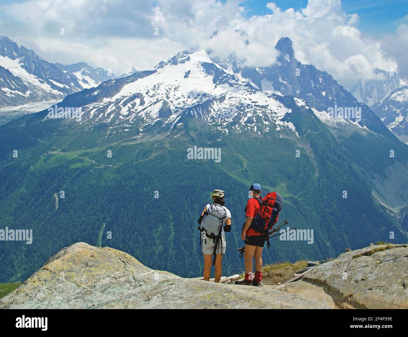 Wanderer mit Blick auf die Mont Blanc-Bergkette. Stockfoto